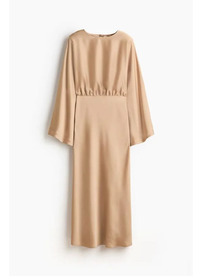 اتش اند ام فستان من الساتان ببطانة عند الكتف